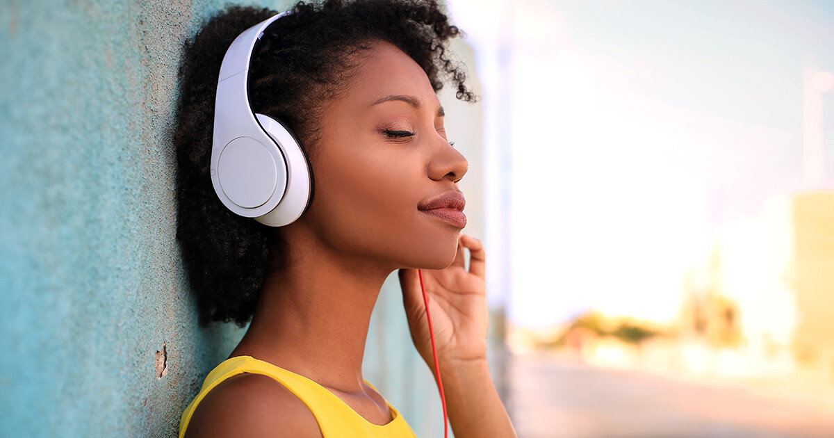 6 benefits of listening to music while studying